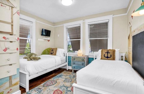 Lake Park Villa | Resort-style Estate w/Pvt Guest Suites- Sleeps 15