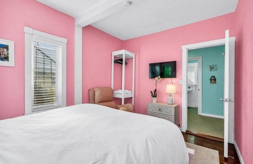 Lake Park Villa | Resort-style Estate w/Pvt Guest Suites- Sleeps 15