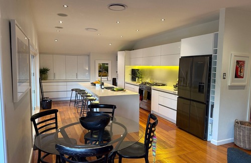 Auckland Haus | Resort style home with Pool, Chefs Kitchen and 4 bedrooms.