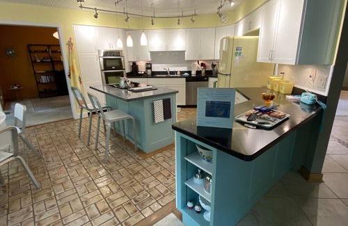 Oakland Hills at Geist Haus | Großes Privathaus mit beheiztem Pool und Whirlpool. 20 Minuten in die Innenstadt!