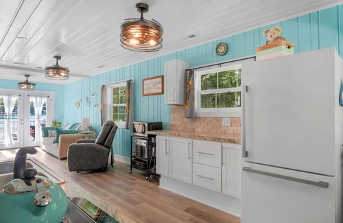 Greenville Hütte | Respite House: Barrier-Free Lakefront home with full Wheelchair accessibility.