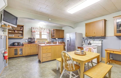 Leland Wohnung | Restaurant On-Site: North Freedom Apt w/ Yard!