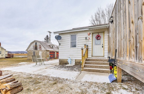 Leland Wohnung | Restaurant On-Site: North Freedom Apt w/ Yard!