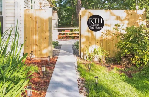 Herndon Wohnung | Reston Tiny House – Pristine 1BR, King Bed, Hot Tub, Close to IAD, Tysons & DC.