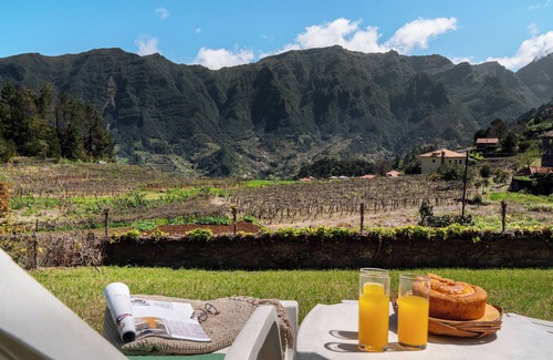 Sao Vicente Haus | Retiro do Artista - art and views over the valley