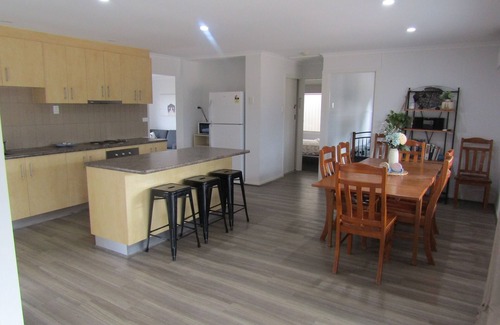 Port Vincent Haus | Retreat on Talbot - short walk to shops, pub and beach - Off Peak Special!