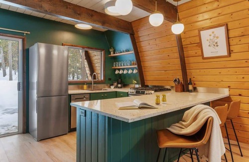 Island Park Kabine | Retro A-Frame w/ Hot Tub, Perfect Couple's Getaway