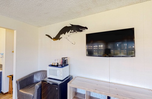 Bandon Haus | Retro beach suite with fast WiFI - walkable to downtown hot spots