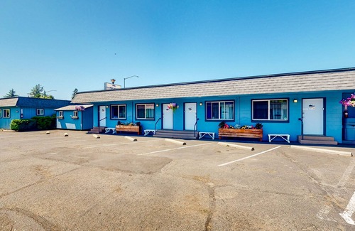 Bandon Haus | Retro beach suite with fast WiFI - walkable to downtown hot spots
