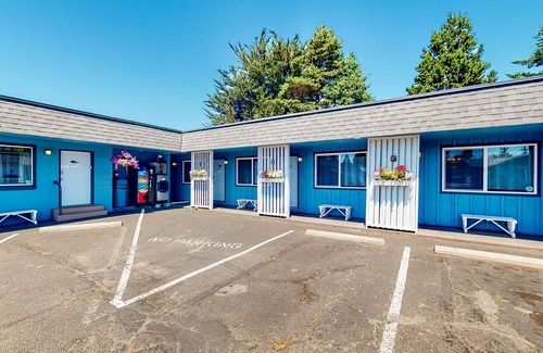 Bandon Haus | Retro beach suite with fast WiFI - walkable to downtown hot spots