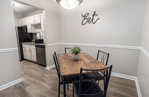 Crestline Heights Wohnung | Retro Charm, Modern Comfort - Minutes from BHM!