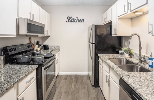 Crestline Heights Wohnung | Retro Charm, Modern Comfort - Minutes from BHM!