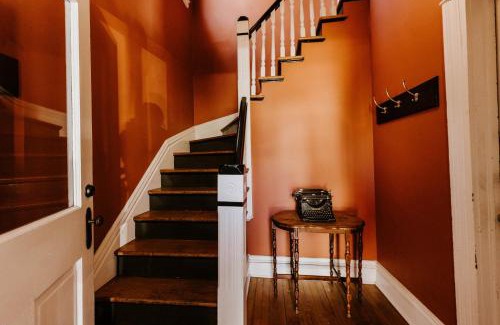 West Seventh Wohnung | Retro Gem Box Victorian Steps from Irvine Park