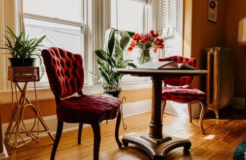 West Seventh Wohnung | Retro Gem Box Victorian Steps from Irvine Park