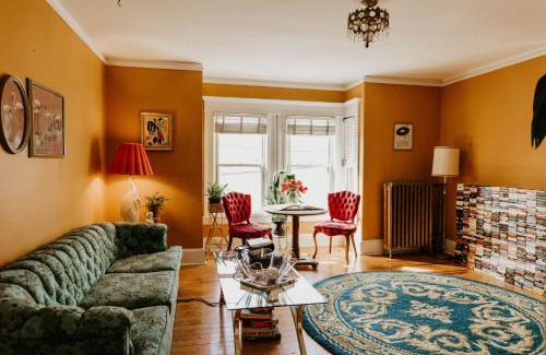 West Seventh Wohnung | Retro Gem Box Victorian Steps from Irvine Park