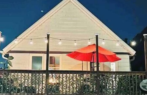 Moline Wohnung | Retro & Modern Downtown w/ Deck, Fire Pit, Pac Man