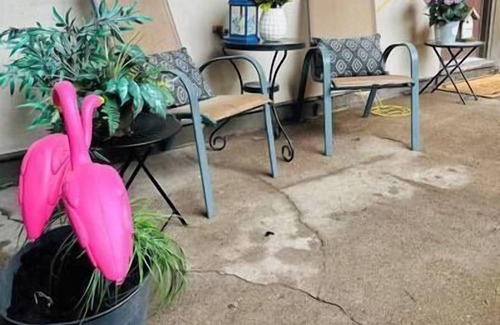 Moline Wohnung | Retro & Modern Downtown w/ Deck, Fire Pit, Pac Man