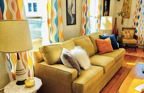 Moline Wohnung | Retro & Modern Downtown w/ Deck, Fire Pit, Pac Man