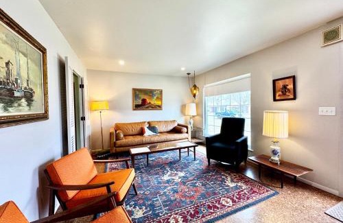 Van Wert Haus | Retro Refuge On Woodstock Dr