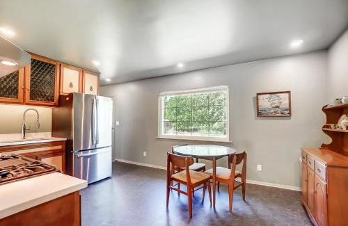 Van Wert Haus | Retro Refuge On Woodstock Dr