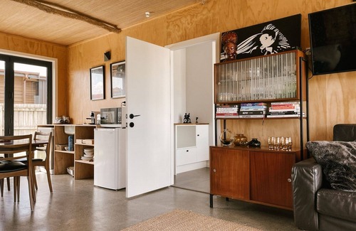 Matarangi Haus | Retro Style Beach Retreat - Matarangi Holiday Unit
