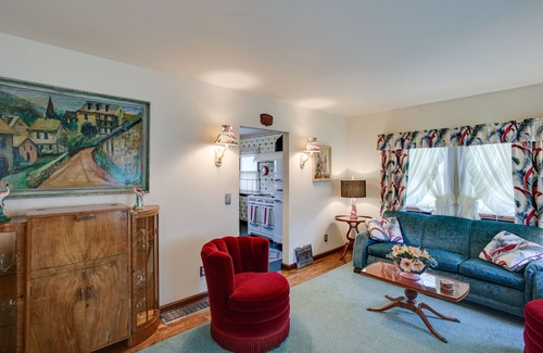 West End Haus | Retro-Style Home in Ruston: Walkable Location!