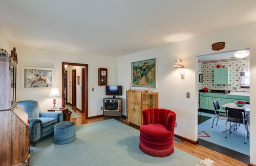 West End Haus | Retro-Style Home in Ruston: Walkable Location!
