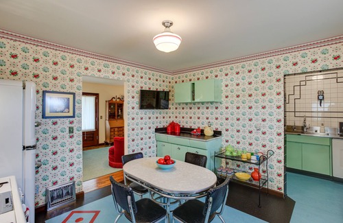 West End Haus | Retro-Style Home in Ruston: Walkable Location!