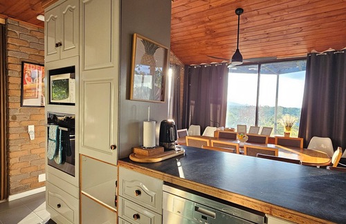 Wodonga Haus | Retro tri-split-level family home, outstanding views, large pool: Albury Wodonga
