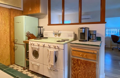 Eastside Eigentumswohnung | Retro Vibes - Updated 1950s 1 Br/1 bath Duplex Unit