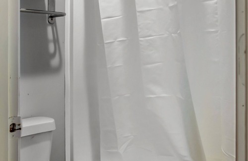 Ridgeland Hotel | Ride the Rails on a Vintage Steam Engine Train! 2 Relaxing Units, Free Parking