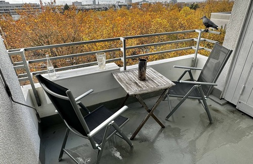 Oberkassel Wohnung | Right at the Top in Oberkassel! NEW BATHROOM & KITCHEN!