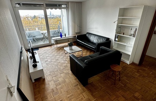 Oberkassel Wohnung | Right at the Top in Oberkassel! NEW BATHROOM & KITCHEN!