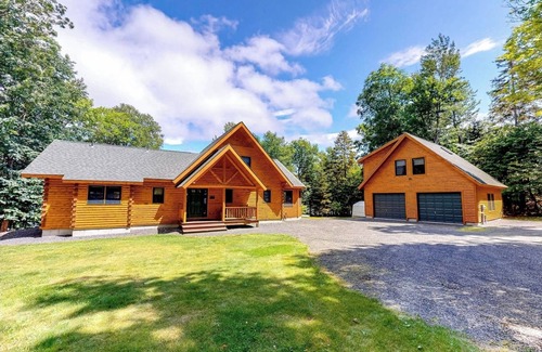 Rockwood Haus | Rise n' Shine Maine - A Lakefront Loghouse in the Woods