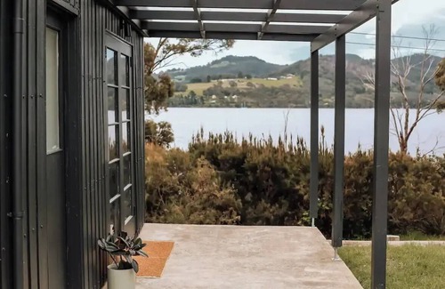Lower Wattle Grove Kabine | Rising Hut ~ Cygnet, Tasmania