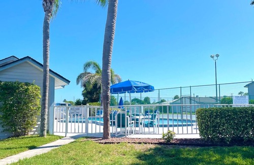 Cocoa Beach Eigentumswohnung | RIVER ACCESS, Pool, and Walking Distance to Beach! Beautifully Furnished!