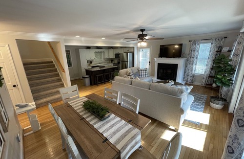 Ellijay Haus | “River Bend House” Beautiful 3/3 with Hot Tub right on the River! Amazing views!