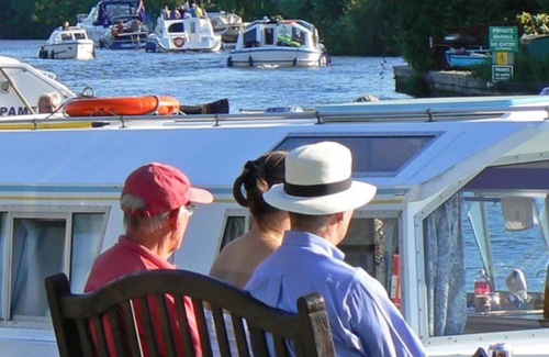 Horning Wohnung | River breeze ground floor easy access with river view.