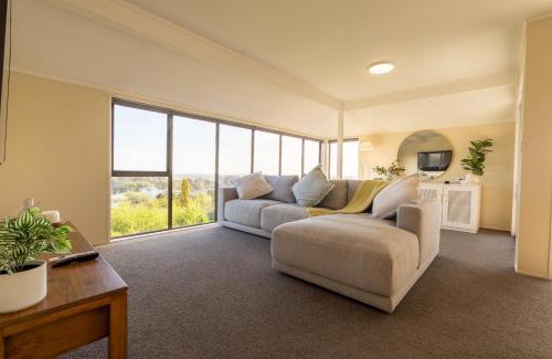 Whanganui Haus | River City Views With Spa Pool, BBQ & Sky TV