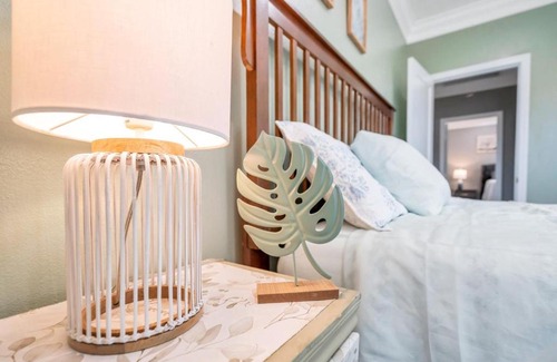 Saint Rose Haus | River Cottage near the Airport