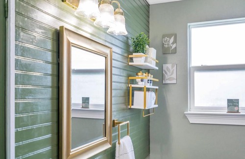 Saint Rose Haus | River Cottage near the Airport