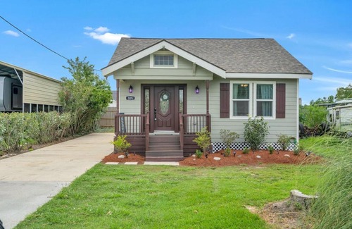 Saint Rose Haus | River Cottage near the Airport