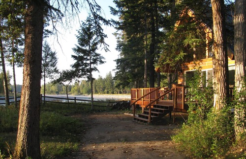 Kalispell Kabine | Erkunden Sie den Gletscherpark von Flathead River-front, Hundefreundliche Hütte.