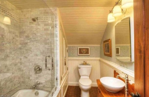 Olmsted Falls Haus | River Front Estate with Charming Guesthouse