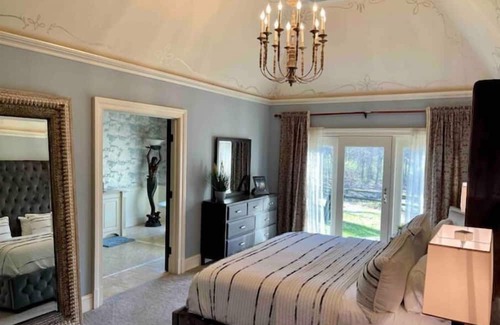 Olmsted Falls Haus | River Front Estate with Charming Guesthouse