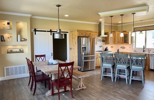 Florence Haus | River House-4 Bedroom 2.5 Bath