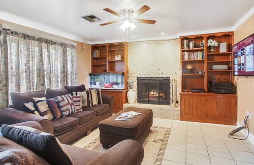 Old Aurora Haus | River Oaks Point Vacation Minutes to Downtown Quiet Area! by RedAwning