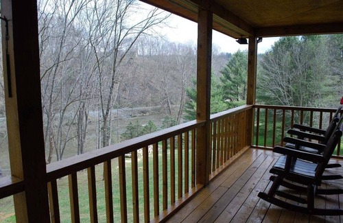 Crumpler Haus | River Rock Ridge-Upscale Cabin,Riverfront firepits,covered porch,WIFI,small dogs