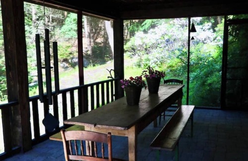 Wilton Wohnung | River Room overlooking the waterfall