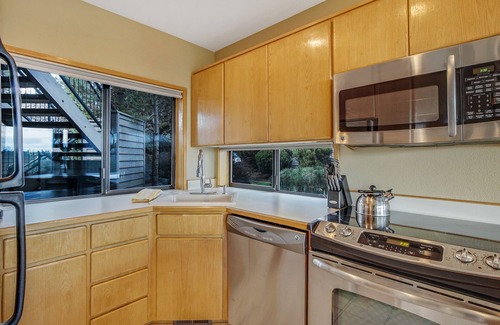 Century West Eigentumswohnung | River View Condo, in der Nähe von Stadt / Berg, New Private Hot Tub